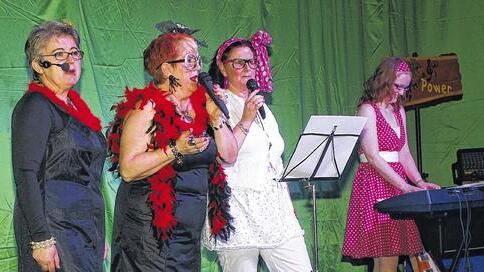Klagen über die Erdanziehungskraft: Karin Pedraza, Heidi Gehles und Patricia Schubert, begleitet von Sandra Hartmann. Klagen über die Erdanziehungskraft: Karin Pedraza, Heidi Gehles und Patricia Schubert, begleitet von Sandra Hartmann.