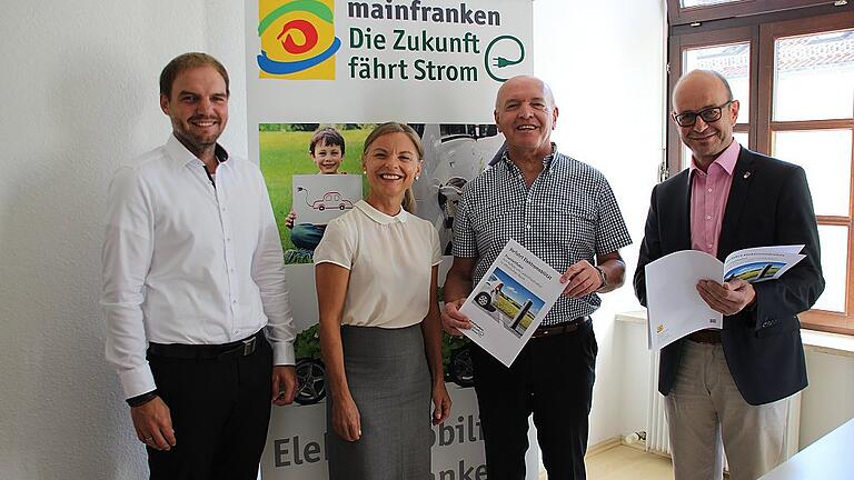 Projektleiter Sebastian Kühl, Geschäftsführerin Asa Petersson, Landrat Thomas Habermann (Lkr. Rhön-Grabfeld) und Ulrich Leber (Geschäftsführer Stadtwerke Bad Neustadt) stellen den Leitfaden 'Vorfahrt Elektromobilität' der Region Mainfranken GmbH vor. Projektleiter Sebastian Kühl, Geschäftsführerin Asa Petersson, Landrat Thomas Habermann (Lkr. Rhön-Grabfeld) und Ulrich Leber (Geschäftsführer Stadtwerke Bad Neustadt) stellen den Leitfaden 'Vorfahrt Elektromobilität' der Region Mainfranken GmbH vor.