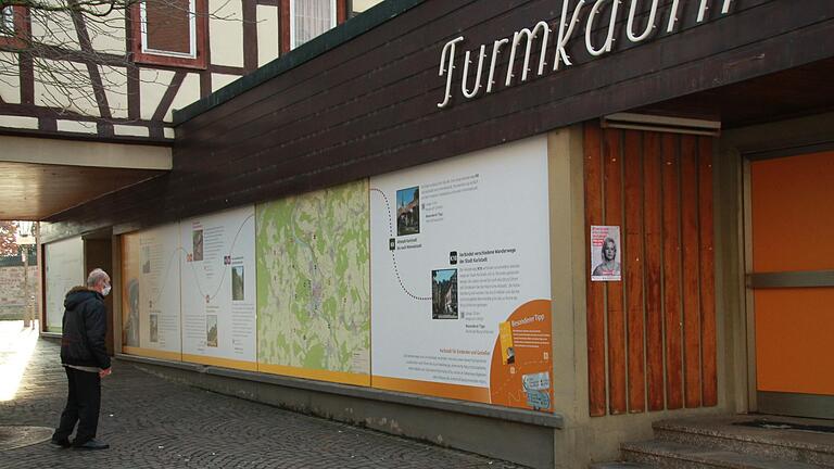 Die Fenster des Turmkaufhauses wurden vorübergehend mit Information über Karlstadt beklebt.&nbsp;