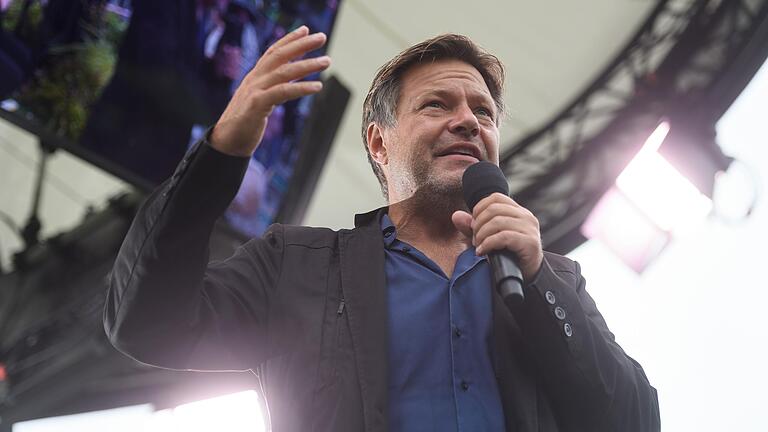 'Es geht um die Freiheit!': Grünen-Co-Vorsitzender Robert Habeck beim Auftritt in Würzburg. 'Es geht um die Freiheit!': Grünen-Co-Vorsitzender Robert Habeck beim Auftritt in Würzburg.