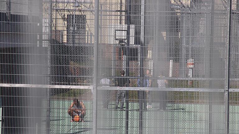 Wie viele andere Forensiken in Bayern ist auch die Abteilung im Bezirkskrankenhaus in Lohr am Main (Lkr. Main-Spessart) stark überbelegt. Das bedeutet ein höheres Risiko für gewalttätige Konflikte. Wie viele andere Forensiken in Bayern ist auch die Abteilung im Bezirkskrankenhaus in Lohr am Main (Lkr. Main-Spessart) stark überbelegt. Das bedeutet ein höheres Risiko für gewalttätige Konflikte.