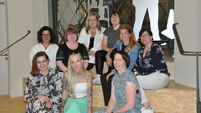 Die fusionierte Friseur-Innung Würzburg Main-Spessart Bad Kissingen mit (hinten von links) Bernadette Selzer, Stefanie Albrecht-Ziller sowie (Mitte von links) Annette Klein, Andrea Dees, Andrea Schuhmann, stellvertretende Obermeisterin Christiane Schwertfeger-Göpfert und (vorne von links) Nicole Rummel, Obermeisterin Katharina Walker und Nicole Hofmann. Die fusionierte Friseur-Innung Würzburg Main-Spessart Bad Kissingen mit (hinten von links) Bernadette Selzer, Stefanie Albrecht-Ziller sowie (Mitte von links) Annette Klein, Andrea Dees, Andrea Schuhmann, stellvertretende Obermeisterin Christiane Schwertfeger-Göpfert und (vorne von links) Nicole Rummel, Obermeisterin Katharina Walker und Nicole Hofmann.