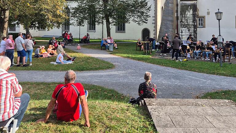 'ParKonzert' Dead Horse Big Band - Sommer Picknickkonzert im Park. 'ParKonzert' Dead Horse Big Band - Sommer Picknickkonzert im Park.