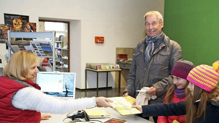 Viel los in der Münnerstädter Stadtbücherei. Barbara Gassauer (links) bedient Joka Wüst, Melissa Bötz und Walter Katzenberger (von rechts).  Foto: Thomas Malz       -  Viel los in der Münnerstädter Stadtbücherei. Barbara Gassauer (links) bedient Joka Wüst, Melissa Bötz und Walter Katzenberger (von rechts).  Foto: Thomas Malz