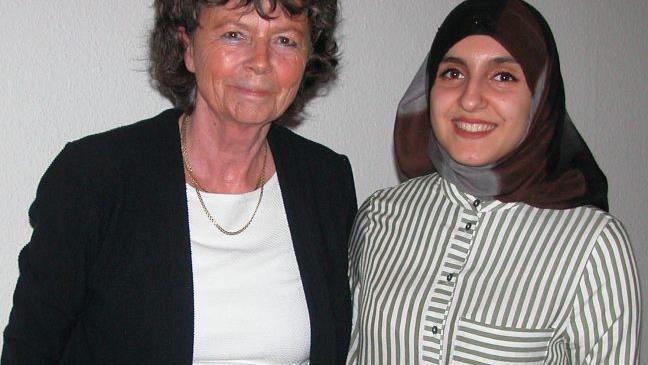 Die siebzehnjährige Schülerin Zahra Nouri (rechts) aus Afghanistan beeindruckte beim Frauenring mit der Geschichte ihrer Flucht nach Deutschland und Karin Reinshagen vom Frauenring (links)bedankte sich bei ihr für ihre mutige Erzählung. Uschi Schober - Die siebzehnjährige Schülerin Zahra Nouri (rechts) aus Afghanistan beeindruckte beim Frauenring mit der Geschichte ihrer Flucht nach Deutschland und Karin Reinshagen vom Frauenring (links)bedankte sich bei ihr für ihre mutige Erzählung. Uschi Schober Die siebzehnjährige Schülerin Zahra Nouri (rechts) aus Afghanistan beeindruckte beim Frauenring mit der Geschichte ihrer Flucht nach Deutschland und Karin Reinshagen vom Frauenring (links)bedankte sich bei ihr für ihre mutige Erzählung. Uschi Schober - Die siebzehnjährige Schülerin Zahra Nouri (rechts) aus Afghanistan beeindruckte beim Frauenring mit der Geschichte ihrer Flucht nach Deutschland und Karin Reinshagen vom Frauenring (links)bedankte sich bei ihr für ihre mutige Erzählung. Uschi Schober
