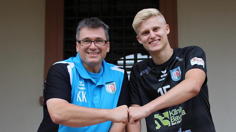 Faust auf Faust für eine gute Saison: Hammelburgs Trainer Karl Kaden (links) mit seinem neuen Zuspieler Hannes Krochmann.Oliver Wendt       -  Faust auf Faust für eine gute Saison: Hammelburgs Trainer Karl Kaden (links) mit seinem neuen Zuspieler Hannes Krochmann.Oliver Wendt