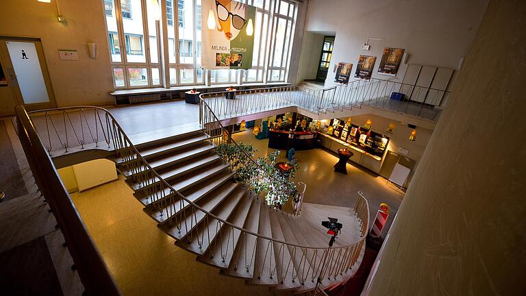 Blick auf den Eingangsbereich des ehemaligen Mozartgymnasiums: Um die Nutzung des Areals der ehemaligen Schule neben der Residenz wird seit Jahren gestritten. Jetzt soll der Stadtrat entscheiden. Foto: Daniel Peter