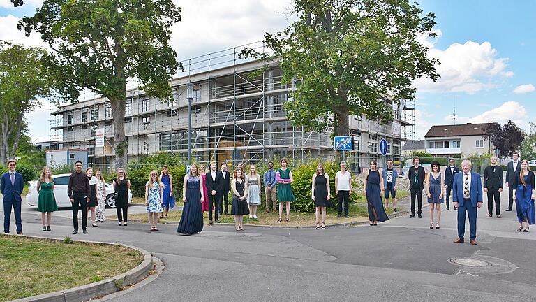 Vor dem Neubau der Berufsfachschule für Musik in Bad Königshofen entstand in diesem Jahr das Abschlussfoto des 38. Jahrgangs. Im kommenden Jahr soll der Neubau dann bereits in Betrieb sein. Unser Bild zeigt die Absolventinnen und Absolventen mit Schulleiter Professor Ernst Oestreicher (rechts) Vor dem Neubau der Berufsfachschule für Musik in Bad Königshofen entstand in diesem Jahr das Abschlussfoto des 38. Jahrgangs. Im kommenden Jahr soll der Neubau dann bereits in Betrieb sein. Unser Bild zeigt die Absolventinnen und Absolventen mit Schulleiter Professor Ernst Oestreicher (rechts)