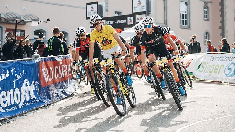 Maximilian Brandl geht im gelben Führungstrikot auf die Schlussetappe des Rothaus Bike Giro im Hochschwarzwald Maximilian Brandl geht im gelben Führungstrikot auf die Schlussetappe des Rothaus Bike Giro im Hochschwarzwald
