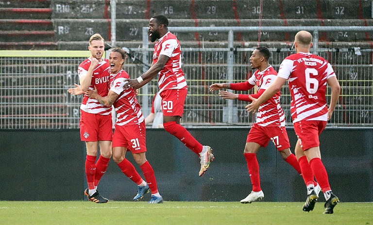 Der Jubel über das Tor von Lars Dietz (rechts) zum 1:1 gegen Darmstadt war nur von kurzer Dauer.