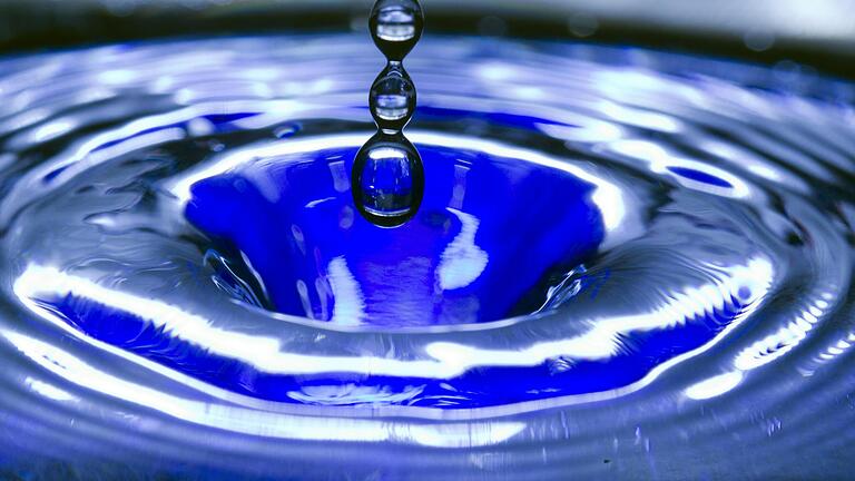 Tropfen für Tropfen ein kostbares Gut: In Neuses am Berg kommt das eigene Grundwasser aus dem Hahn. Das soll auch so bleiben, einen Anschluss ans Fernwasser wird es nicht geben, beschloss der Dettelbacher Stadtrat einstimmig. Tropfen für Tropfen ein kostbares Gut: In Neuses am Berg kommt das eigene Grundwasser aus dem Hahn. Das soll auch so bleiben, einen Anschluss ans Fernwasser wird es nicht geben, beschloss der Dettelbacher Stadtrat einstimmig.