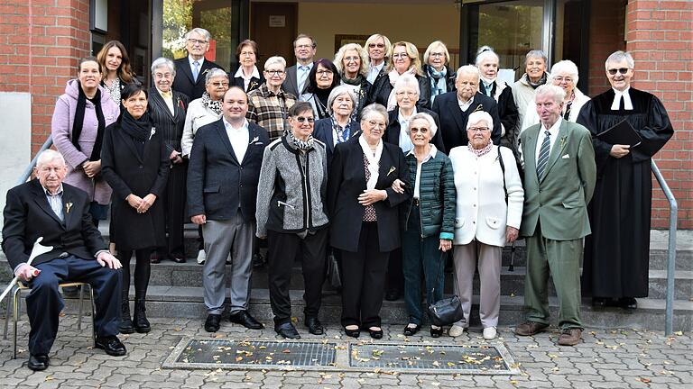 Das Foto zeigt Pfarrer Otto Gölkel mit den Jubelkonfirmanden. Das Foto zeigt Pfarrer Otto Gölkel mit den Jubelkonfirmanden.