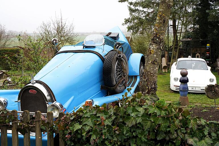 Manfred Herrmann hat in seinem Garten in Zeuzleben Repliken von Luxusautos installiert. Manfred Herrmann hat in seinem Garten in Zeuzleben Repliken von Luxusautos installiert.