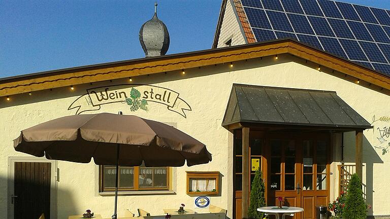 Im Schatten der Kirche liegt der Weinstall der Familie Stier in Neuses am Berg.