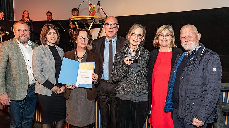 Die Preisträger von mainARTkulturverein mit Laudatorin Karen Heußner (Zweite von rechts).