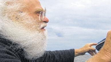 herman de vries vertritt die Niederlande auf der Biennale in Venedig       -  (kwi)  Der im Steigerwald lebende Künstler herman de vries wird sein Geburtsland auf der 56. Biennale von Venedig 2015 vertreten. Im niederländischen Pavillon wird er aktuelle Arbeiten zeigen, darunter ein 80-seitiges &bdquo;journal von venedig&ldquo; mit Erden, Pflanzen, Algen und gefundenen Dingen, die für ihn das Leben in dieser Stadt verkörpern. Der Jury, die Ende Juli die Entscheidung traf, gefiel besonders, dass der 82-Jährige die Lagune in sein Konzept einbezieht. Vier kleine, nicht mehr bewohnte Inselchen, die die Natur wieder übernommen hat, erklärt de vries zu Orten der Aufmerksamkeit, die zwischen 9. Mai und 22. November 2015 besucht werden können. Das Foto zeigt ihn bei einer Fahrt über die Lagune.