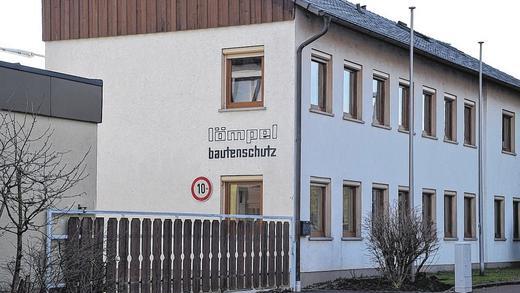 Das Tor ist geschlossen: Die insolvente Firma Lömpel in der Wernstraße in Arnstein hat dicht gemacht. Das Tor ist geschlossen: Die insolvente Firma Lömpel in der Wernstraße in Arnstein hat dicht gemacht.