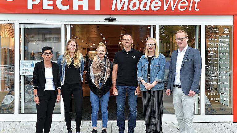 Die neuen Auszubildenden bei Pecht (v.l.): Monika Zirk, Teamleiterin Haus 1 OG, Andrea Grüninger aus Bischofsheim, Charlotte Schüller aus Oerlenbach, Nico Mühling, Teamleiter Haus 2 EG, Anna Riemer aus Bad Bocklet sowie Geschäftsführer Björn Tischer
