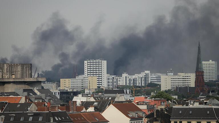 Dunkler Rauch steigt am 07.07.2017 in Hamburg auf. Während des G20-Gipfels war es zu schweren Krawallen und Plünderungen gekommen. Die Berichterstattung darüber hat aktuell den Bundesgerichtshof beschäftigt und zuvor schon den Deutschen Presserat.&nbsp;