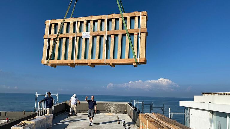 Direkt an einer Klippe in Israel waren Uhl-Monteure beim Bau einer Luxusvilla beteiligt. Die Lage und der ständige Wind bei den Kranarbeiten gehörten zu den vielen Herausforderungen. Direkt an einer Klippe in Israel waren Uhl-Monteure beim Bau einer Luxusvilla beteiligt. Die Lage und der ständige Wind bei den Kranarbeiten gehörten zu den vielen Herausforderungen.