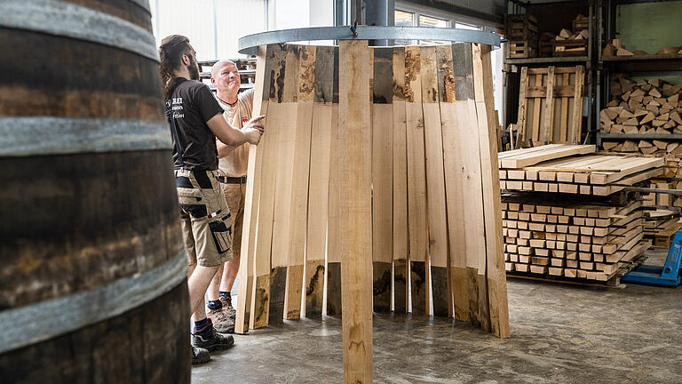 Altes Handwerk: Die Büttnerei Aßmann in Eußenheim stellt Weinfässer aus Holz her - wie früher. Altes Handwerk: Die Büttnerei Aßmann in Eußenheim stellt Weinfässer aus Holz her - wie früher. 