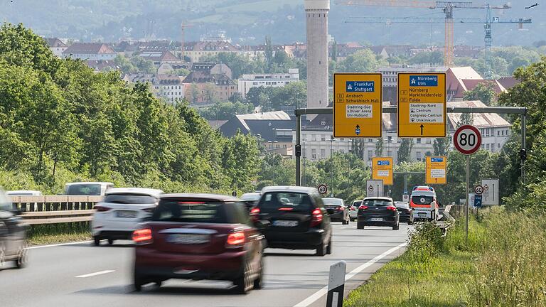 Über den Greinbergnoten rollt viel Verkehr nach Würzburg. Rund 60 000 Einpendler kommen täglich mit dem Auto. Über den Greinbergnoten rollt viel Verkehr nach Würzburg. Rund 60 000 Einpendler kommen täglich mit dem Auto. 