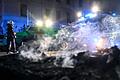 Proteste nach Urteil gegen Lina E. - Leipzig       -  Polizisten stehen hinter einer rauchenden Barrikade im Stadtteil Connewitz in Leipzig.
