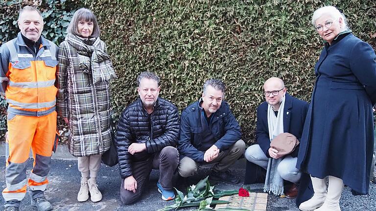 Ein Stück Schweinfurter Geschichte vor dem Vergessen bewahrt (von links): Rainer Koch vom Schweinfurter Bauhof, Lokalhistorikerin Elisabeth Böhrer, die Brüder Mark und Alex Tittel, Stadtarchivar Gregor Metzig sowie Sorya Lippert, als Zweite Bürgermeisterin. Ein Stück Schweinfurter Geschichte vor dem Vergessen bewahrt (von links): Rainer Koch vom Schweinfurter Bauhof, Lokalhistorikerin Elisabeth Böhrer, die Brüder Mark und Alex Tittel, Stadtarchivar Gregor Metzig sowie Sorya Lippert, als Zweite Bürgermeisterin.