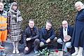 Ein Stück Schweinfurter Geschichte vor dem Vergessen bewahrt (von links): Rainer Koch vom Schweinfurter Bauhof, Lokalhistorikerin Elisabeth Böhrer, die Brüder Mark und Alex Tittel, Stadtarchivar Gregor Metzig sowie Sorya Lippert, als Zweite Bürgermeisterin.