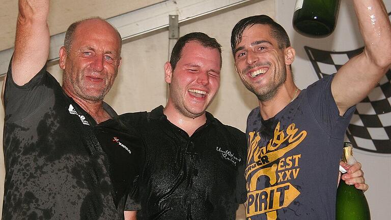 Alexander Hin (von links) feierte seinen dritten Gesamtsieg in Hausen und pulverisierte den Streckenrekord. Mit aufs Gesamtsiegerpodest stiegen Mathieu Wolpert und Christian Triebstein. Alexander Hin (von links) feierte seinen dritten Gesamtsieg in Hausen und pulverisierte den Streckenrekord. Mit aufs Gesamtsiegerpodest stiegen Mathieu Wolpert und Christian Triebstein.