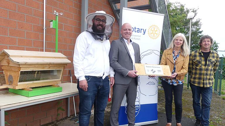 Der ISM-Bienenstock summt auch im Internet: Zur offiziellen Übergabe trafen sich der betreuende Imker Moaz Hammami, Schulleiter Michael Gündert, Sabine Fehn, als &quot;Incoming President&quot; des Rotary Club Schweinfurt - Friedrich Rückert, sowie der Vorsitzende des Bienenzuchtvereins Schweinfurt, Gerd Götz.