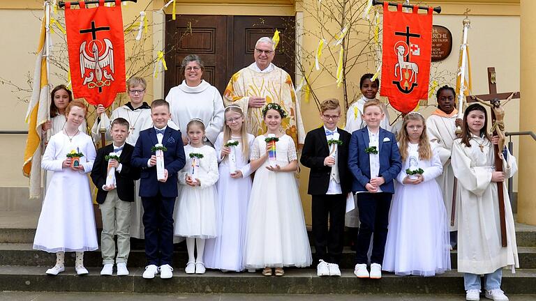 Die Kommunionkinder vor der Kirche. Die Kommunionkinder vor der Kirche. 