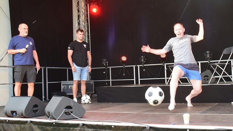 Beim Fußball-Jonglieren hatte OB Stefan Güntner (rechts) keine Chance gegen Julian Rahmann aus Sickershausen. Moderator Ralf Dieter (links) erklärte Rahmann zum Sieger. Beim Fußball-Jonglieren hatte OB Stefan Güntner (rechts) keine Chance gegen Julian Rahmann aus Sickershausen. Moderator Ralf Dieter (links) erklärte Rahmann zum Sieger.