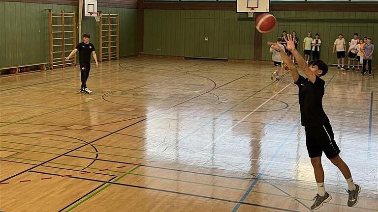 Zunächst stand ein intensives Basketball-Training mit Juniorentrainern des Bundesligavereins Bamberg Baskets auf dem Plan
