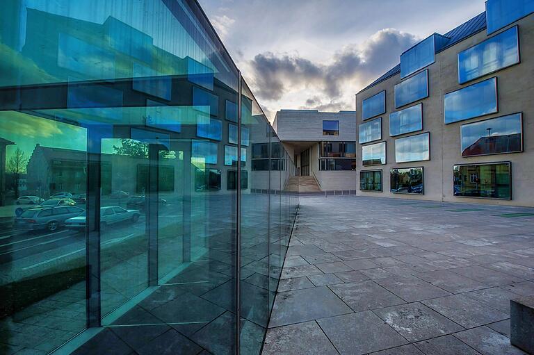 Das Museum (im Hintergrund) eingerahmt vom Glasdach der Stadtbücherei (links) und dem Hauptzollamt. Das Museum (im Hintergrund) eingerahmt vom Glasdach der Stadtbücherei (links) und dem Hauptzollamt.