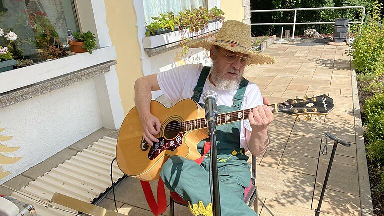 Klang-Künstler Wolf-Maria Reich spielt seinen 'Krankenschwester-Song'. Foto: Hans-Peter Ehrensberger - Klang-Künstler Wolf-Maria Reich spielt seinen 'Krankenschwester-Song'. Foto: Hans-Peter Ehrensberger Klang-Künstler Wolf-Maria Reich spielt seinen 'Krankenschwester-Song'. Foto: Hans-Peter Ehrensberger - Klang-Künstler Wolf-Maria Reich spielt seinen 'Krankenschwester-Song'. Foto: Hans-Peter Ehrensberger