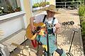 Klang-Künstler Wolf-Maria Reich spielt seinen 'Krankenschwester-Song'. Foto: Hans-Peter Ehrensberger       -  Klang-Künstler Wolf-Maria Reich spielt seinen 'Krankenschwester-Song'. Foto: Hans-Peter Ehrensberger