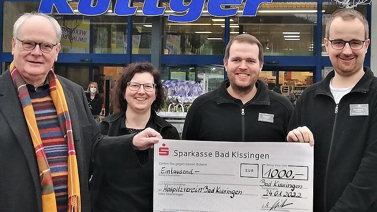 Der Vorsitzende des Bad Kissinger Hospizvereins, Internist und Palliativmediziner Dr. Reinhard Höhn (von links), bei der Spenden-Übergabe durch die Edeka-Marktleiter Doris Müller, Benedikt Weber und Andre Pfennig.       -  Der Vorsitzende des Bad Kissinger Hospizvereins, Internist und Palliativmediziner Dr. Reinhard Höhn (von links), bei der Spenden-Übergabe durch die Edeka-Marktleiter Doris Müller, Benedikt Weber und Andre Pfennig.