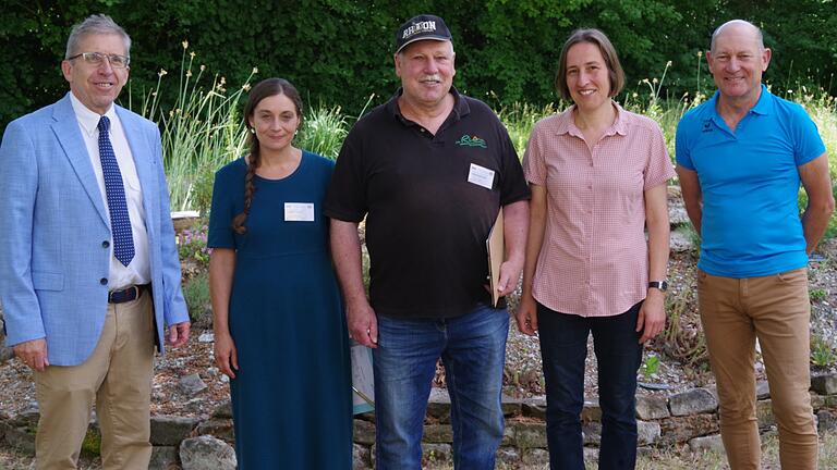 Freuen sich über die erfolgreiche Zertifizierung des Schulgartens als Naturgarten: Schulleiter Wolfgang Klose (von links), Kerstin Leusch und Uwe Steigemann (stattlich geprüfte Zertifizierer), Silvia Jetschni (Biologie-Lehrerin und Leiterin des Wahlunterrichts Schulgarten), Georg Hansul (Geschäftsführer des Kreisverbandes für Gartenbau und Landespflege Rhön-Grabfeld) Freuen sich über die erfolgreiche Zertifizierung des Schulgartens als Naturgarten: Schulleiter Wolfgang Klose (von links), Kerstin Leusch und Uwe Steigemann (stattlich geprüfte Zertifizierer), Silvia Jetschni (Biologie-Lehrerin und Leiterin des Wahlunterrichts Schulgarten), Georg Hansul (Geschäftsführer des Kreisverbandes für Gartenbau und Landespflege Rhön-Grabfeld)