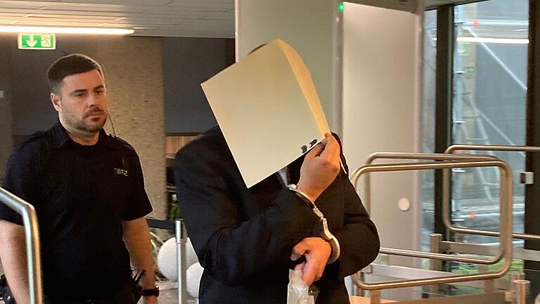 Landgericht Bielefeld spricht Urteil im Prozess ohne Leiche - Dem jetzt verurteilten Vater von zwei Kindern saß vor der Tat der Gerichtsvollzieher im Nacken. Landgericht Bielefeld spricht Urteil im Prozess ohne Leiche - Dem jetzt verurteilten Vater von zwei Kindern saß vor der Tat der Gerichtsvollzieher im Nacken.