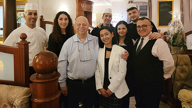 Angelo Valenzano vom Castello Belvedere im Staatsbad Brückenau feiert Zehnjähriges - Angelo Valenzano (Mitte links) und sein Team vom Castello Belvedere im Staatsbad Brückenau. Angelo Valenzano vom Castello Belvedere im Staatsbad Brückenau feiert Zehnjähriges - Angelo Valenzano (Mitte links) und sein Team vom Castello Belvedere im Staatsbad Brückenau.