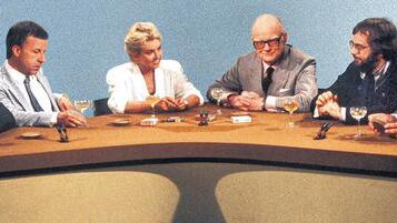 Der Frühschoppen vom 23. April 1987: Werner Höfer (3. v. r.) mit seinen Gästen, darunter die ehemaligen Regierungssprecher Klaus Bölling (r.) und Peter Boenisch (l.). Der Frühschoppen vom 23. April 1987: Werner Höfer (3. v. r.) mit seinen Gästen, darunter die ehemaligen Regierungssprecher Klaus Bölling (r.) und Peter Boenisch (l.).