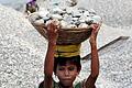 Kinderarbeit in Indien       -  Ein siebenjähriges Mädchen trägt Steine, die in Indien aus einem Flussbett gebrochen werden. Das ist harte Arbeit. Foto: Stringer