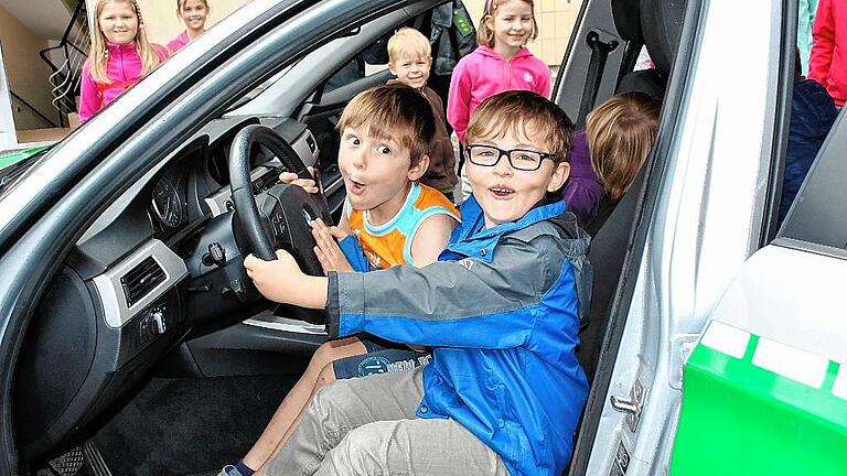 Fühlen sich ganz groß: Beim Besuch der Polizeistation durften die Kinder mal hinter dem Steuer des Polizeiautos sitzen.
