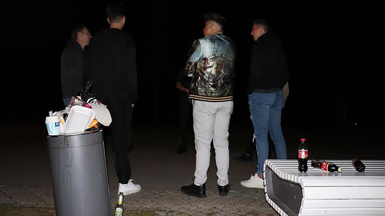 Der Mülleimer quillt über, aber die jungen Männer versprechen Kitzingens OB Stefan Güntner (links) ihren Abfall mitzunehmen. Der Mülleimer quillt über, aber die jungen Männer versprechen Kitzingens OB Stefan Güntner (links) ihren Abfall mitzunehmen.