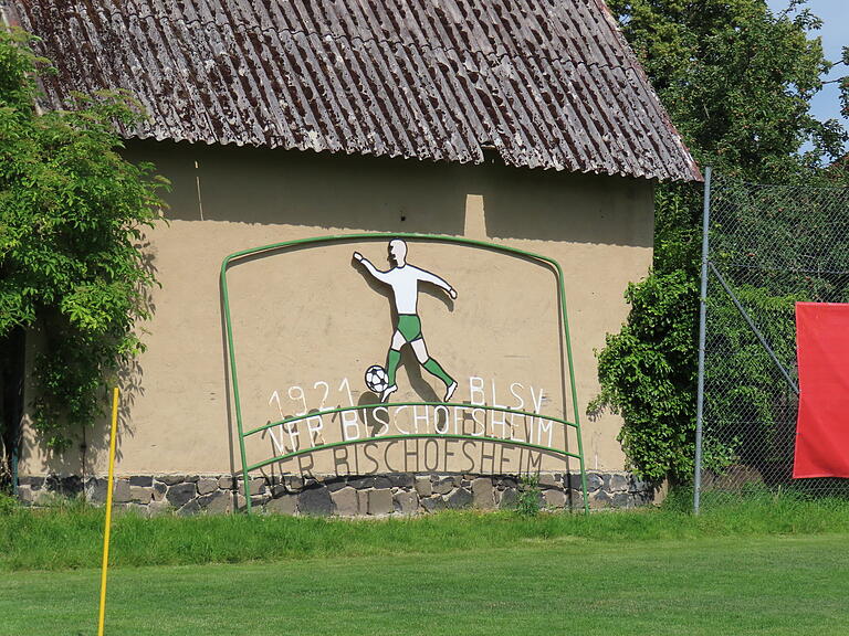 Mit der feierlichen Übergabe wurde der Abschluss der Arbeiten und die Umbenennung in Rudi-Jung-Sportanlage in Bischofsheim gefeiert. Das obere Teil des alten Eingangstores wurde am Sportplatz aufgestellt. Es war lange Jahre das bekannte Bild am Ortsausgang Richtung Unterweißenbrunn.