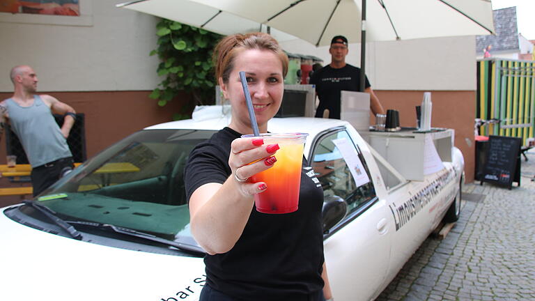 Diana Glück präsentiert einen Cocktail ihrer mobilen Bar beim Streetfoodfestival 2024 in Bad Kissingen - Diana Glück präsentiert einen Cocktail ihrer mobilen Bar beim Streetfoodfestival 2024 in Bad Kissingen Diana Glück präsentiert einen Cocktail ihrer mobilen Bar beim Streetfoodfestival 2024 in Bad Kissingen - Diana Glück präsentiert einen Cocktail ihrer mobilen Bar beim Streetfoodfestival 2024 in Bad Kissingen