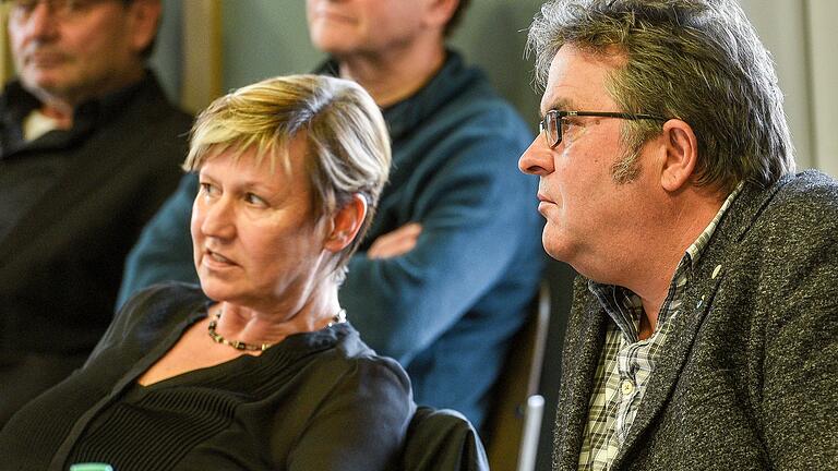 Grünen-Fraktionschefin Bärbel Imhof und ihr Vize Gerhard Müller beanspruchten für ihre Partei das Amt des Bezirkstagsvize. Müller unterlag nur knapp mit einer Stimme.