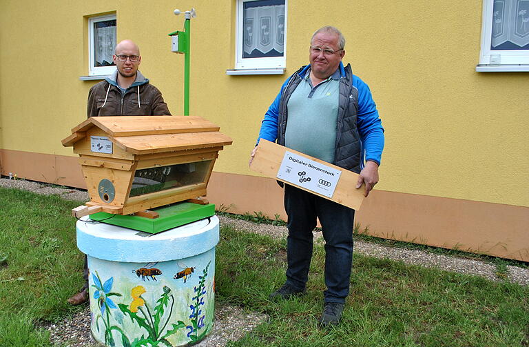 Am Bienenzentrum Bad Königshofen steht ein "Überwachungsstaat", Markus Gütlein (rechts) und Johannes Gräter sammeln die Daten und schicken sie nach Würzburg. Am Bienenzentrum Bad Königshofen steht ein "Überwachungsstaat", Markus Gütlein (rechts) und Johannes Gräter sammeln die Daten und schicken sie nach Würzburg.