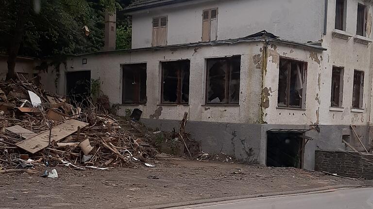 Das Hochwasser im Ahrtal hat viele Häuser erheblich beschädigt. Das Hochwasser im Ahrtal hat viele Häuser erheblich beschädigt.